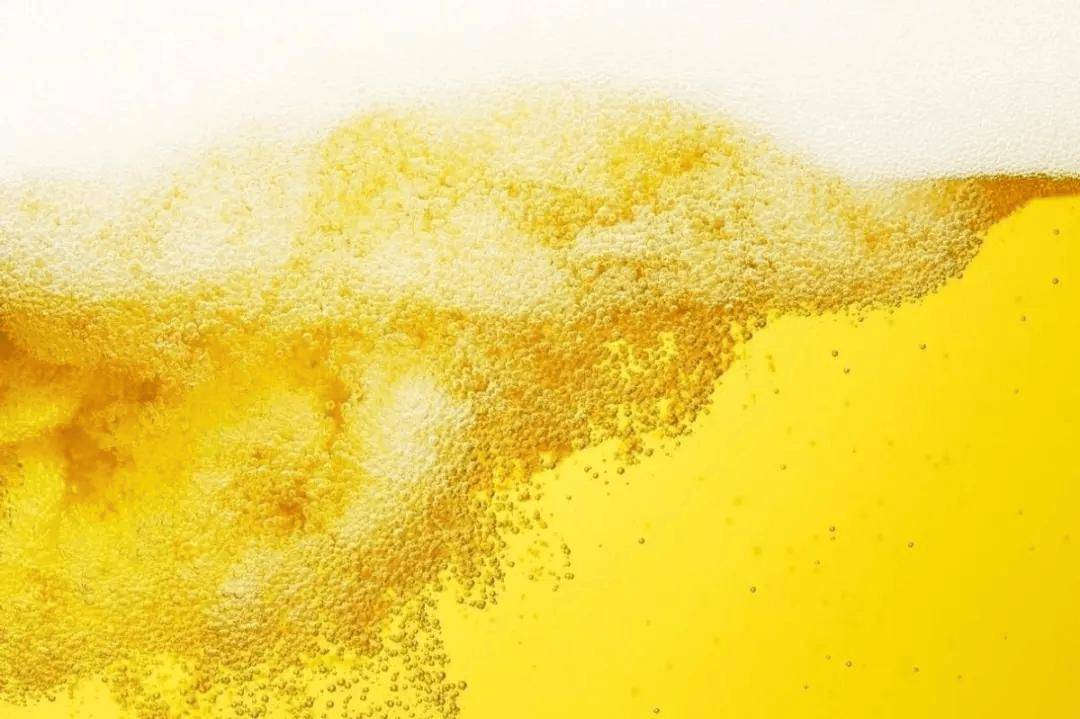 啤酒旺季销量却暴跌，如今的人为何不爱啤酒了？3个原因让人心寒