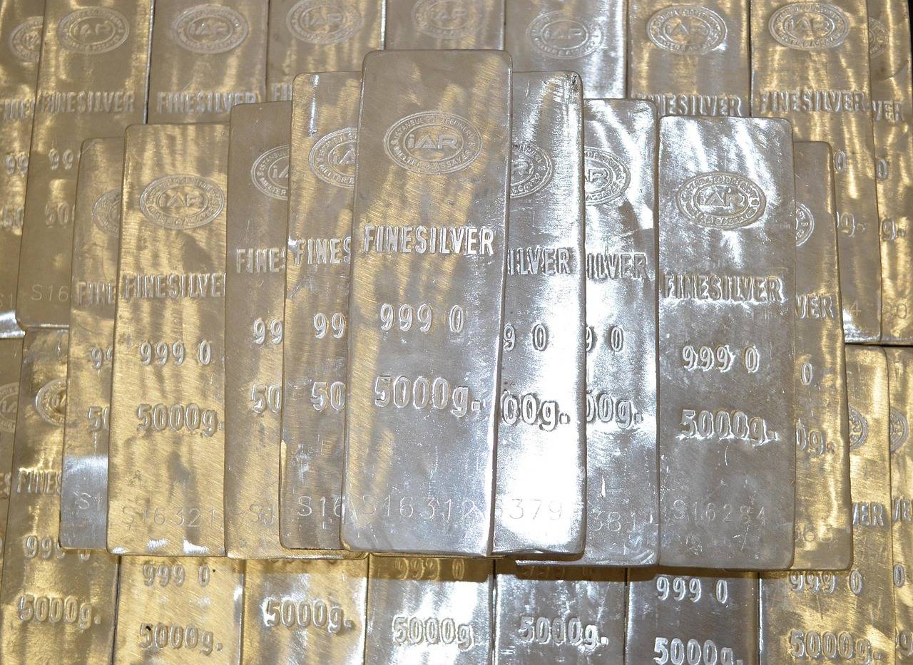 千年老二白银接棒黄金，白银为啥会突然大涨？