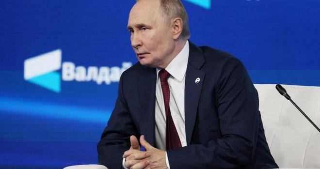 俄油轮卷入军事冲突!西方罕见妥协,中国原油供应链遭波及