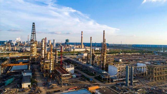 中国高价进口大量原油，却低价出口成品油，为何要赔本赚吆喝？