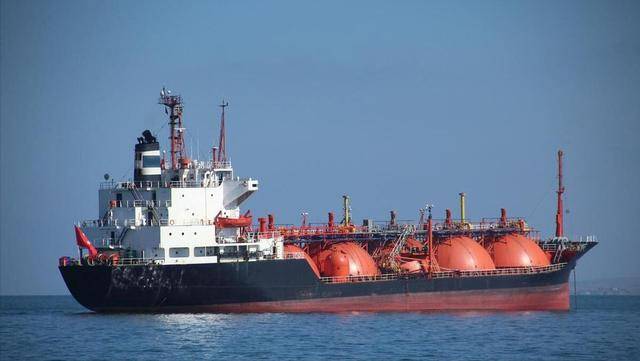 中国高价进口大量原油，却低价出口成品油，为何要赔本赚吆喝？