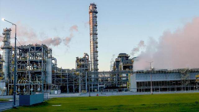 中国高价进口大量原油，却低价出口成品油，为何要赔本赚吆喝？