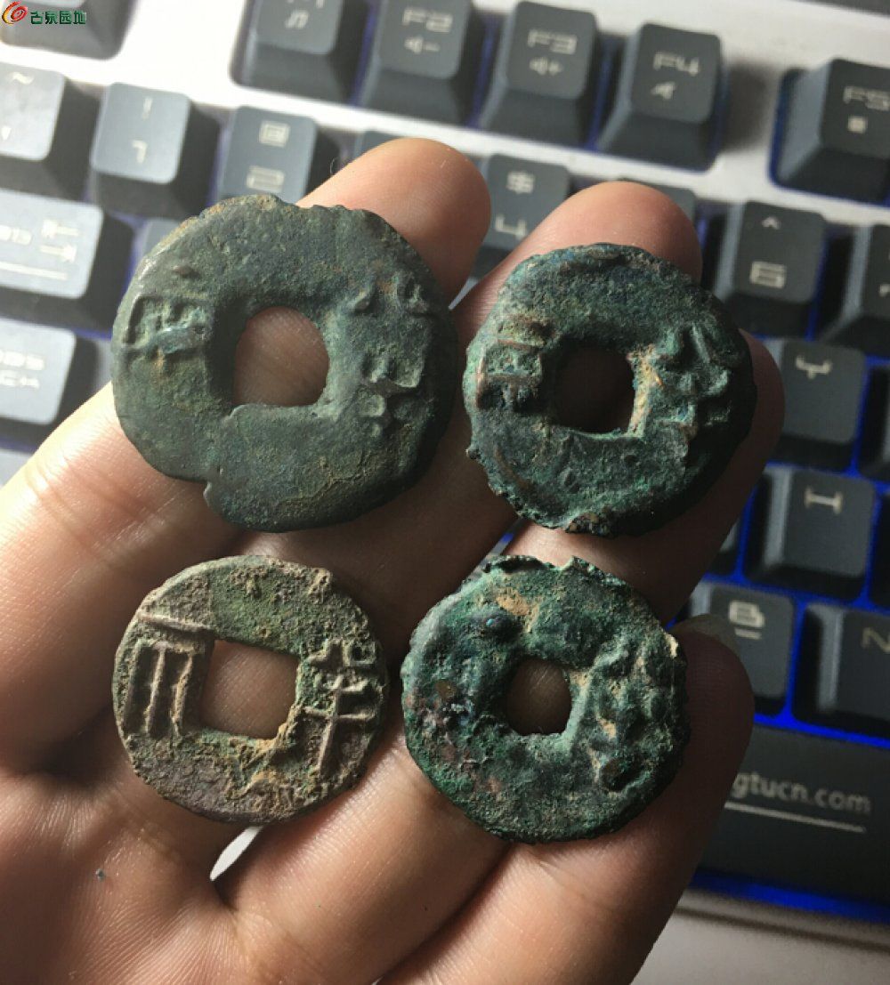 半两币(半两币面金贝两个字的价格)